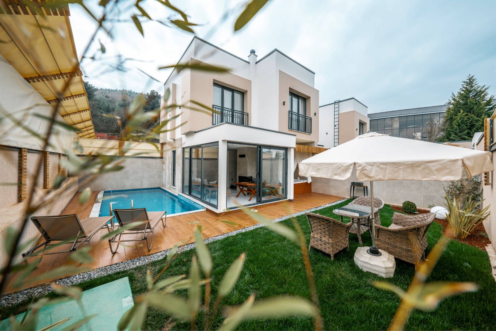 Sapanca Kırkpınar'da Modern Tasarımlı, Isıtmalı Özel Havuzlu, Bahçeli Villa 