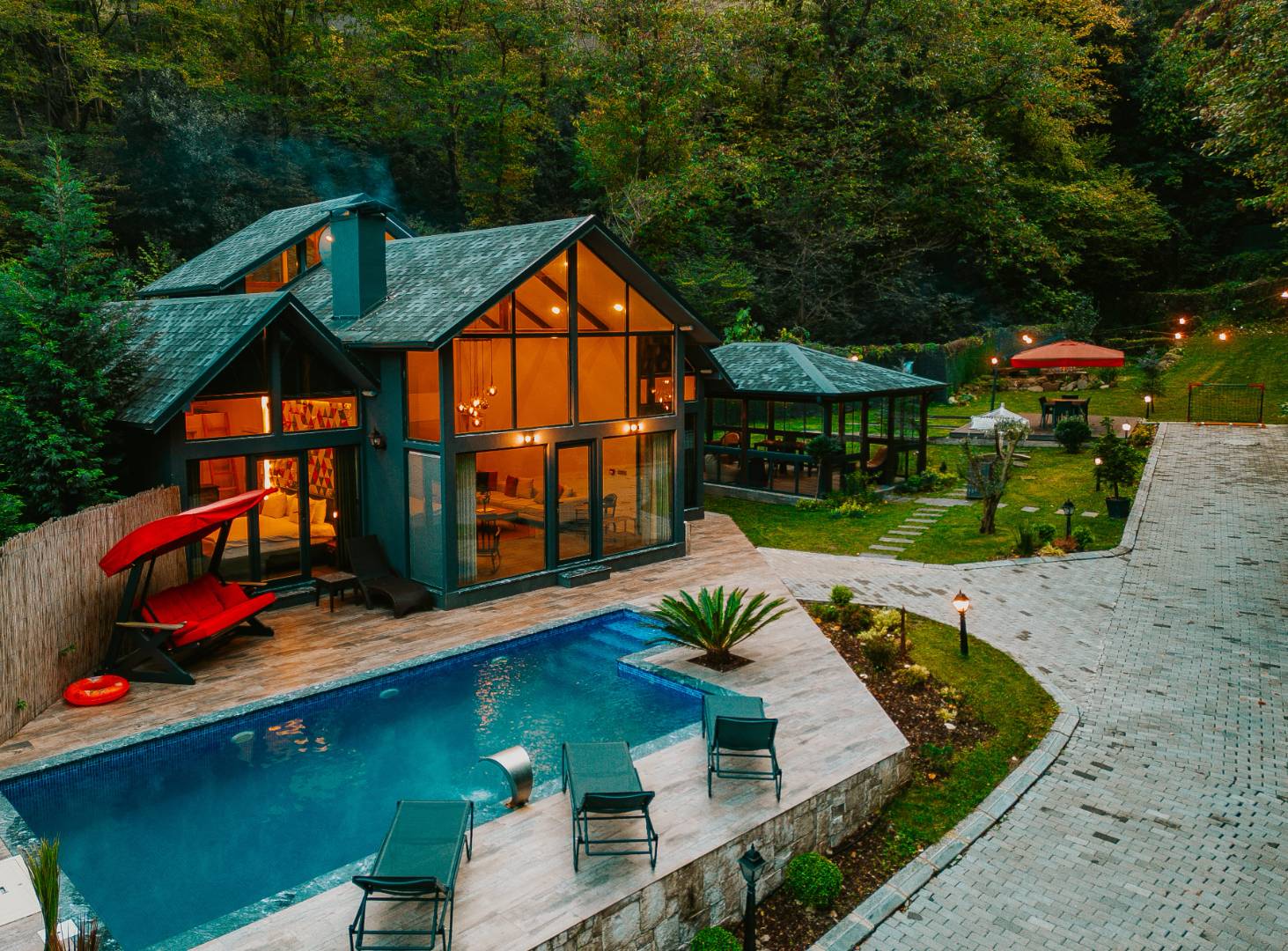 Sapanca Kırkpınar'da Modern Tasarımlı, Özel Havuzlu, Şık Villa 