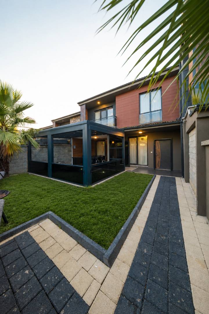 Sapanca Kırkpınar'da Yemyeşil Bahçeli, Özel Havuzlu, Modern Villa