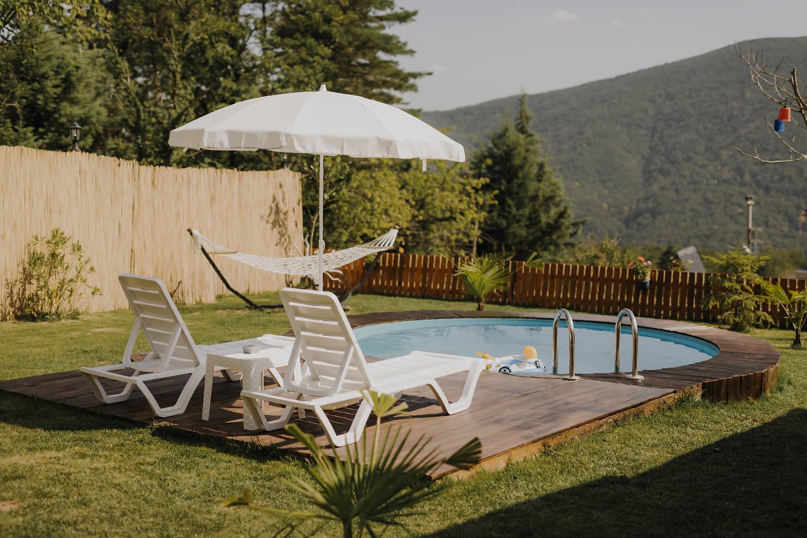 Sapanca Memnuniye'de Geniş Bahçeli, Şömineli ve Jakuzili, Şık Villa