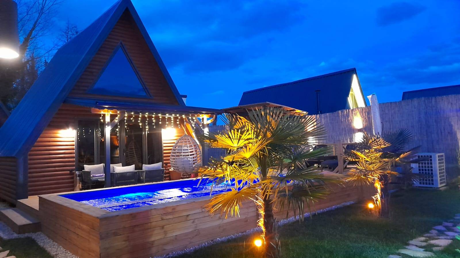 Sapanca Rüstempaşa'da Yemyeşil Bahçeli, Özel Havuzlu, 4 Kişilik Bungalov