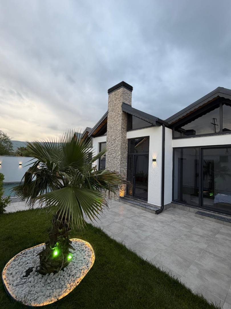 Sapanca Yanıklar'da Geniş Bahçeli, Isıtmalı Havuzlu, Jakuzili Bungalov