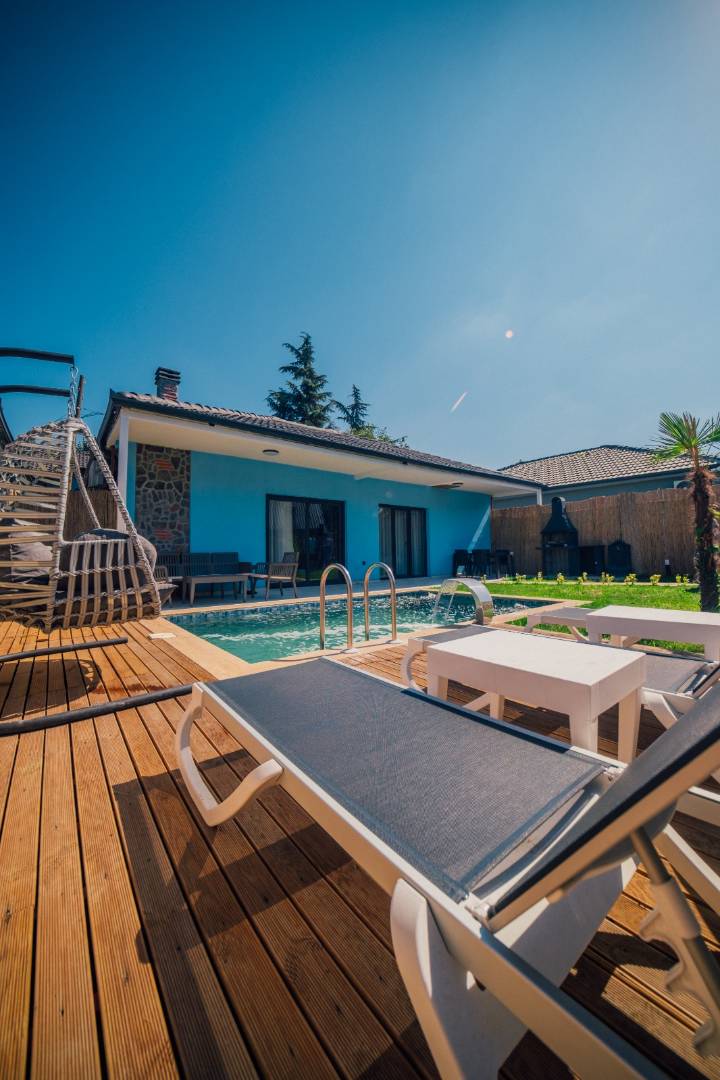 Sapanca Yanık'ta Modern Tasarımlı, Özel Havuzlu ve Jakuzili, 4 Kişilik Villa