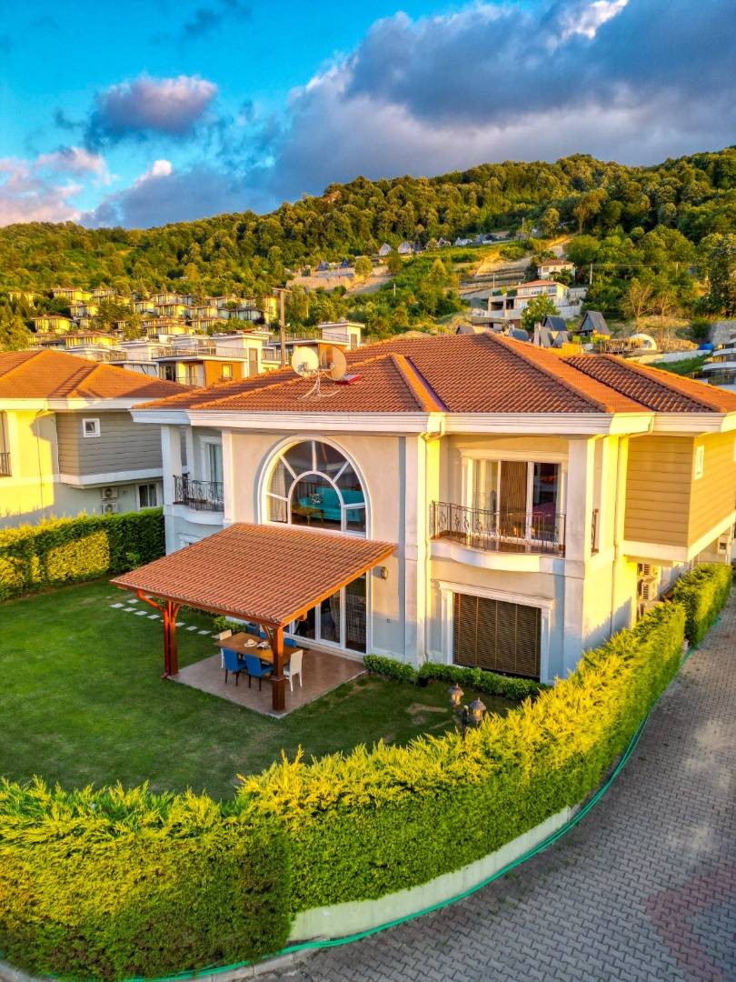 Sapanca'da Geniş Alanlara Sahip, Özel Isıtmalı Havuzlu, Modern Villa