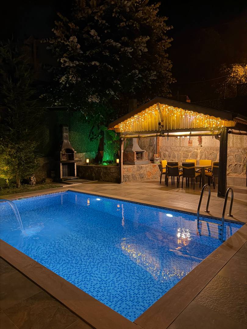 Sapanca'da Geniş Bahçeli, Isıtmalı Havuzlu, Kiralık Müstakil Villa