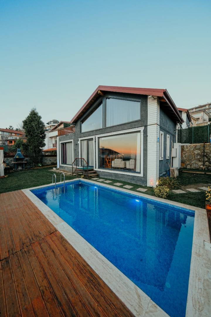 Sapanca Uzunkum'da Göz Alıcı Göl Manzaralı, Isıtmalı Özel Havuzlu, 2+1 Villa