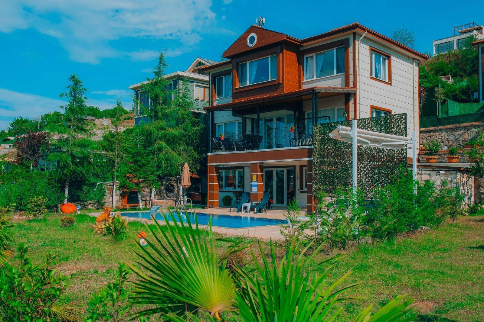 Sapanca'da Panoramik Doğa Manzaralı, Özel Havuzlu, Bahçeli Lüks Villa