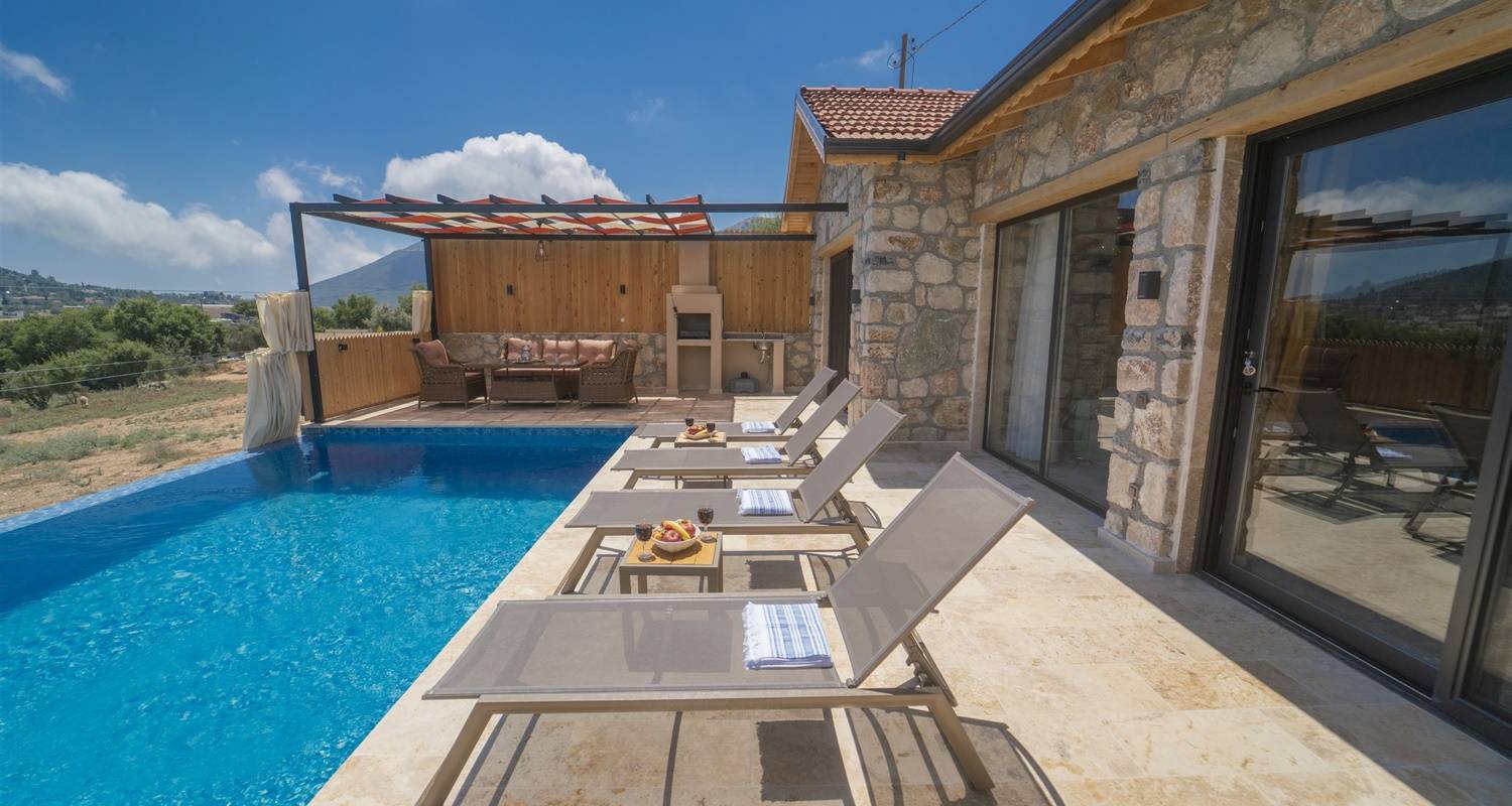 Kaş Sarıbelen'de Muhteşem Doğa Manzaralı, Korunaklı Özel Havuzlu, Jakuzili Taş Villa