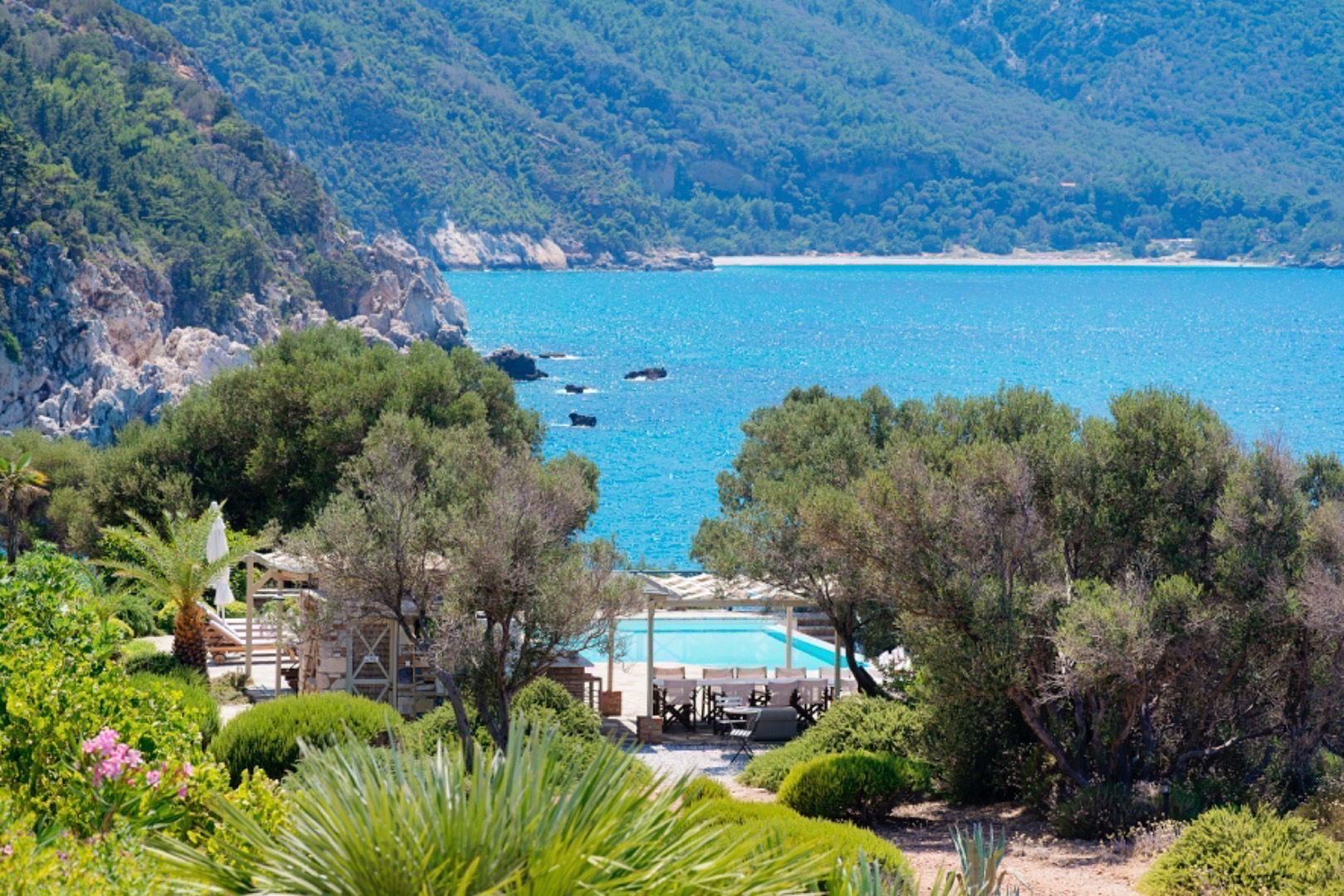 Samos Karlovasın'da Muhteşem Deniz Manzaralı, Şık Tasarımlı, Konforlu Villa