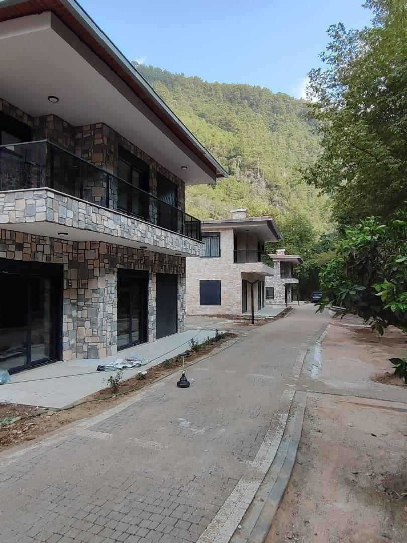 Alanya Bademağacın'da Nehir Kenarında, Site İçerisinde, Kiralık Villa 