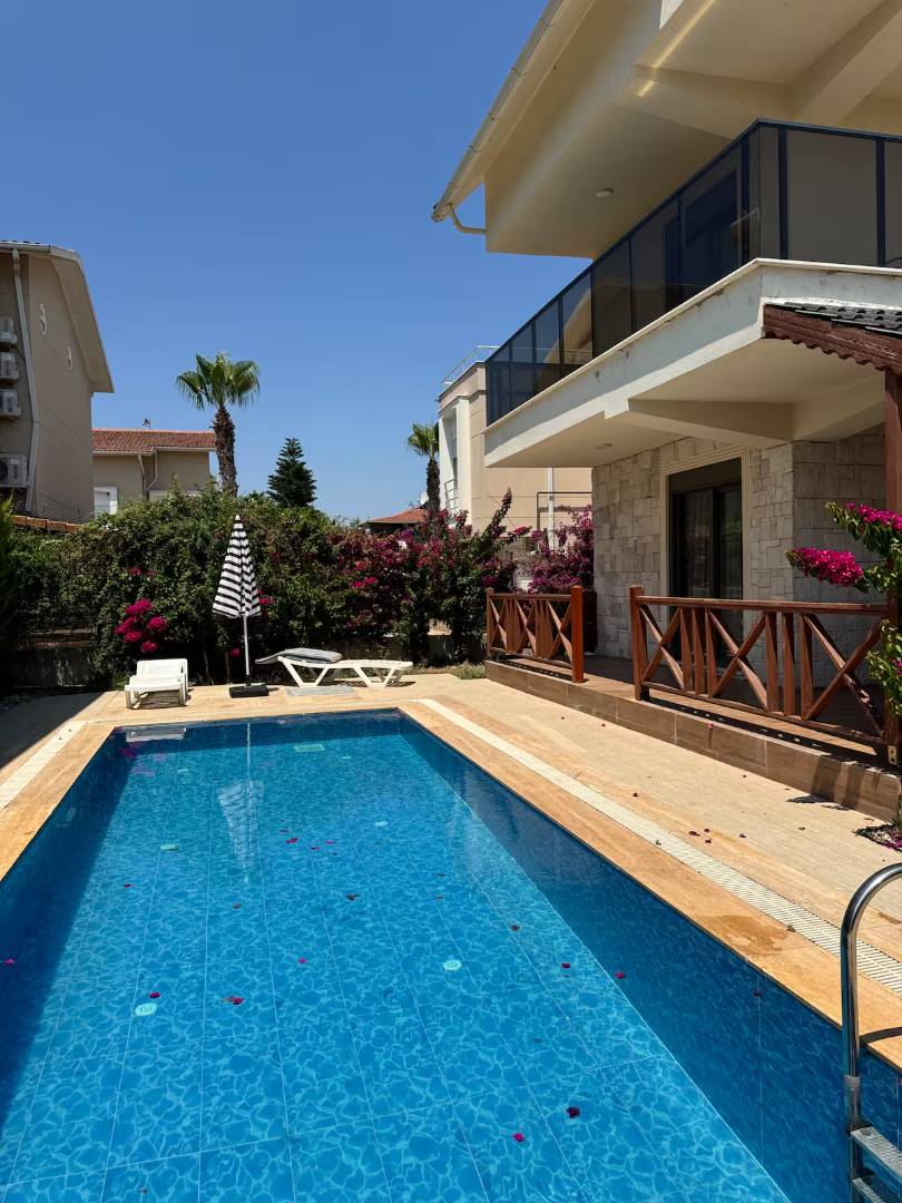 Serik Kadriye'de Geniş Ailelere Uygun, Özel Havuzlu, 4+1 Villa