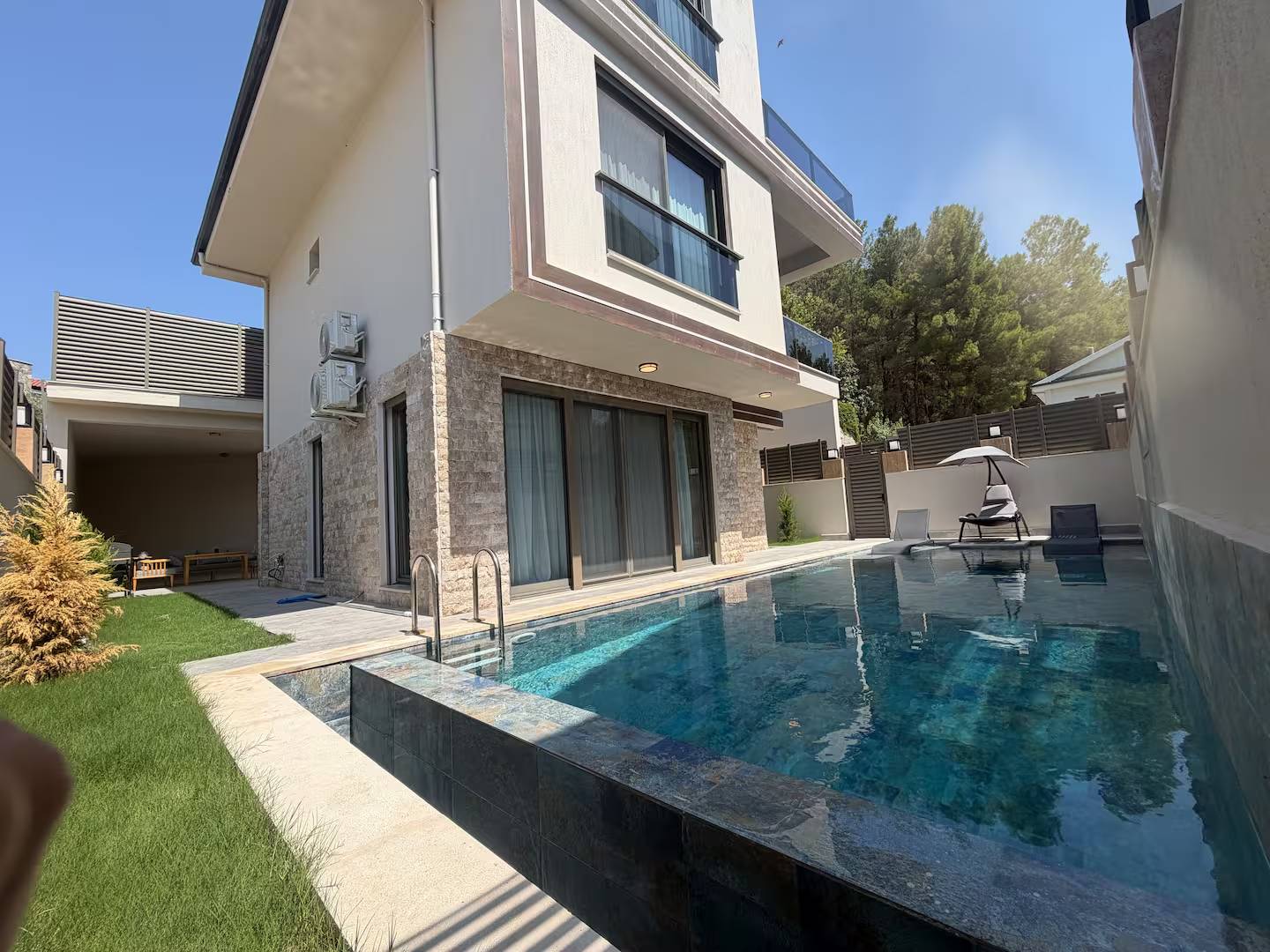 Seydikemer Gerişburnu'nda Geniş Bahçeli, Özel Havuzlu, Konforlu Villa