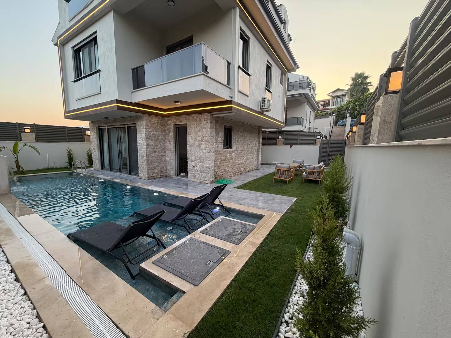 Seydikemer Gerişburnu'nda Modern Tasarımlı, Özel Havuzlu, Bahçeli Villa
