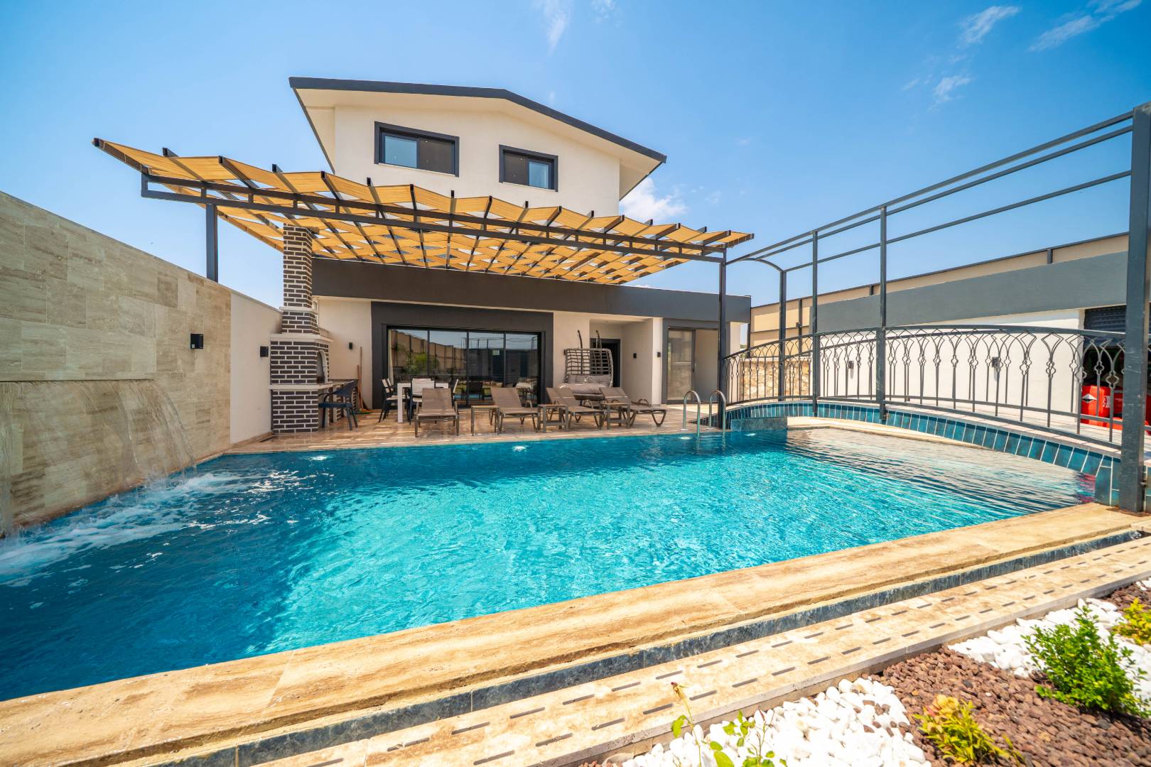 Seydikemer Kumluova'da Modern Tasarımlı, Özel Havuzlu, Lüks Villa