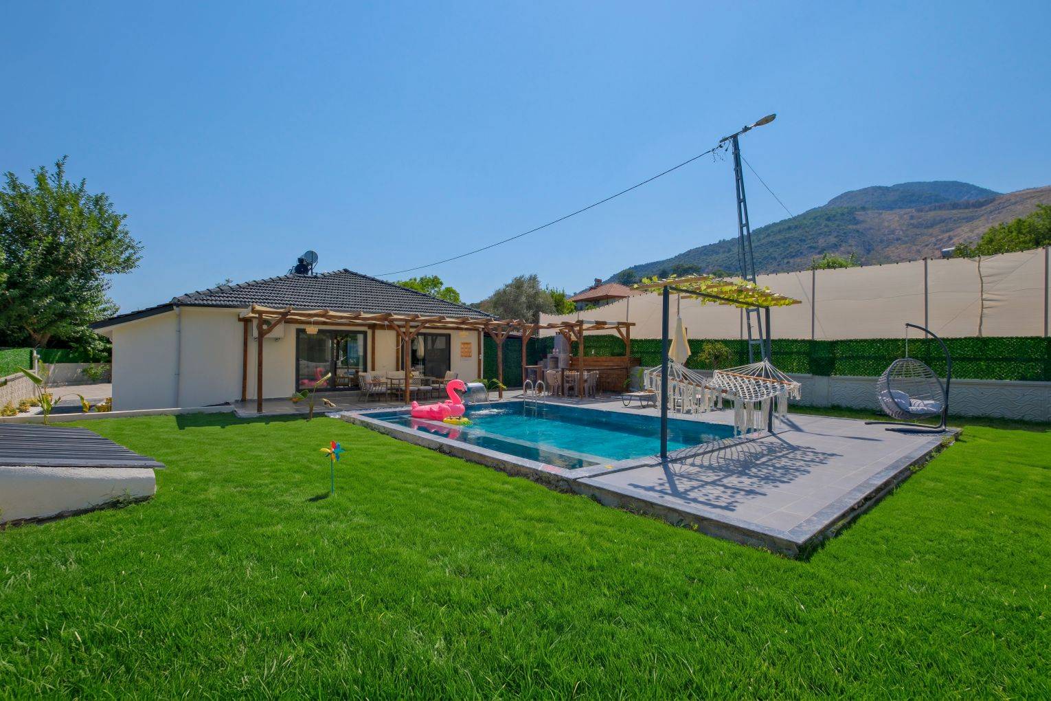 Seydikemer Yakabağ'da Huzurlu Doğa İçerisinde, Kapalı Havuzlu, Konforlu Villa