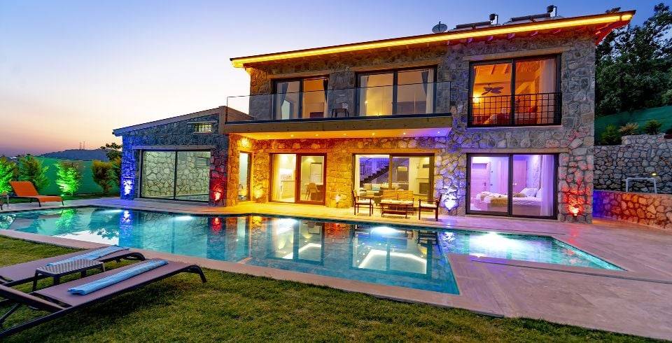 Seydikemer'de Geniş Bahçeli, Açık ve Kapalı Havuzlu, Otantik Villa