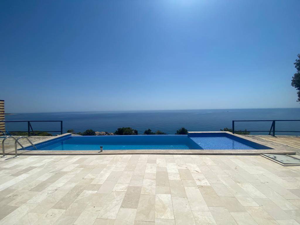 Kaş Yalı'da Göz Alıcı Deniz Manzaralı, Özel Sonsuzluk Havuzlu, Modern Villa