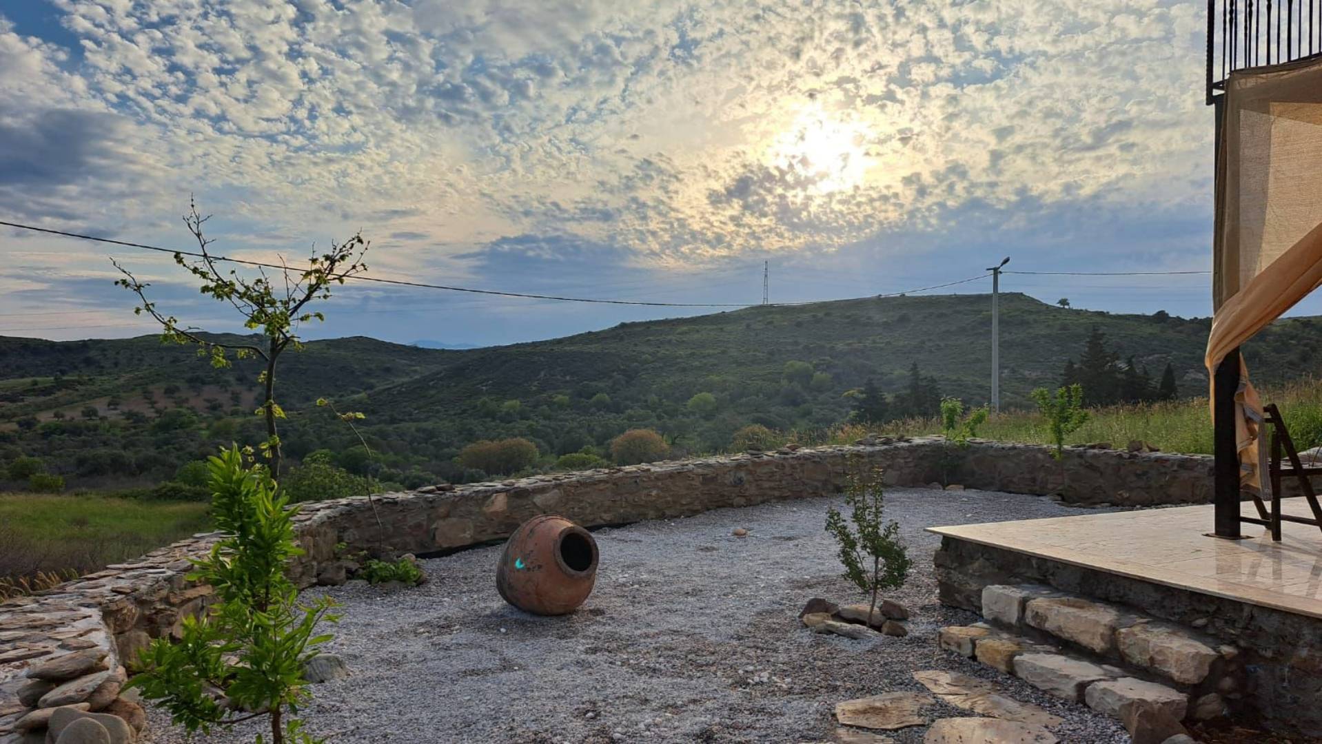 İzmir Karaburun'da Çekirdek Ailelere Uygun, Merkezi Konumda, Taş Ev