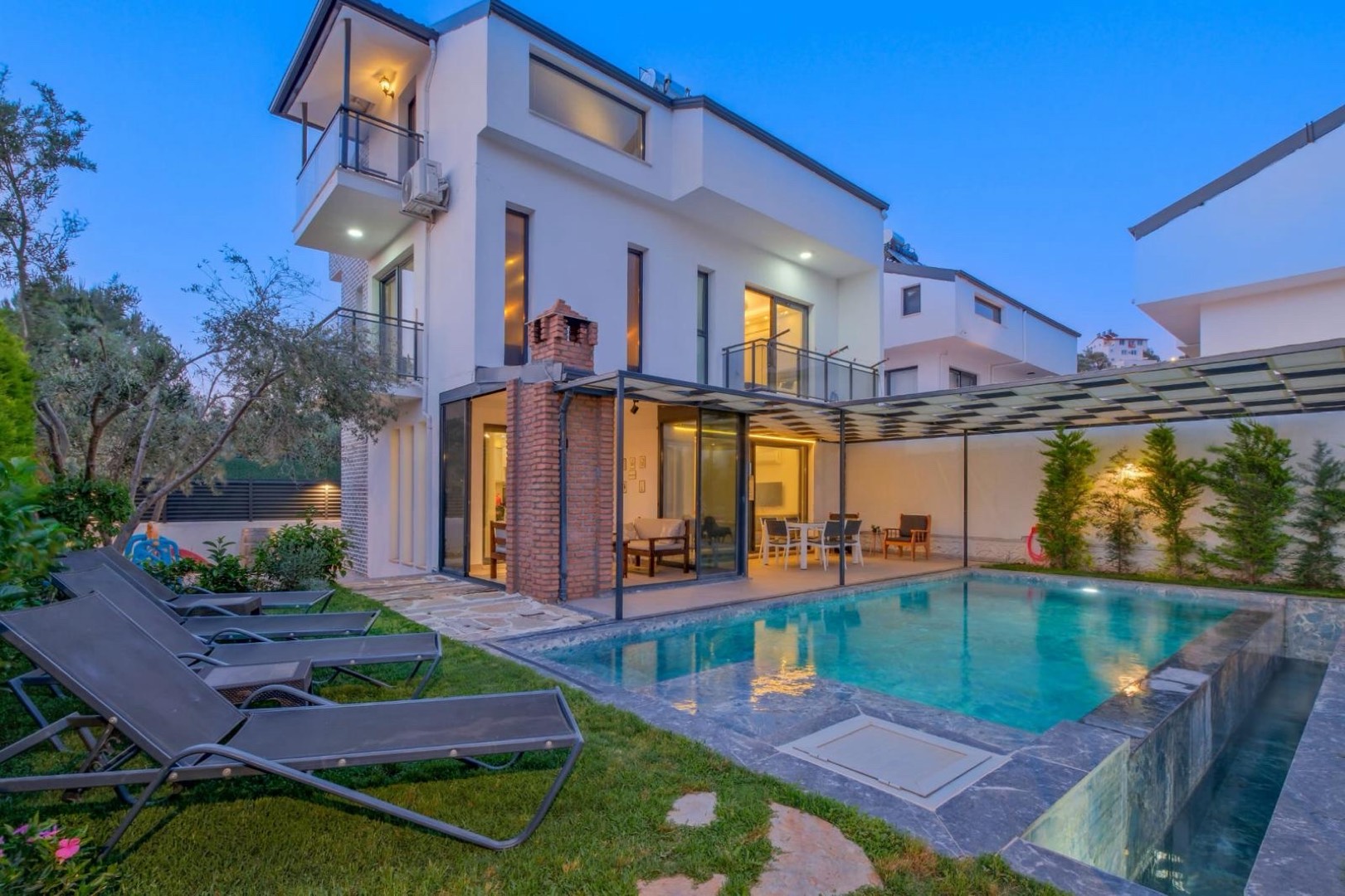 Fethiye Karaçulha'da Geniş Ailelere Uygun, Özel Havuzlu, Modern Villa
