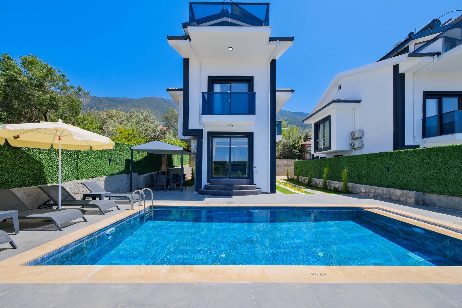 Fethiye Ölüdeniz'de Nezih Konumda, Özel Havuzlu, Modern Villa 