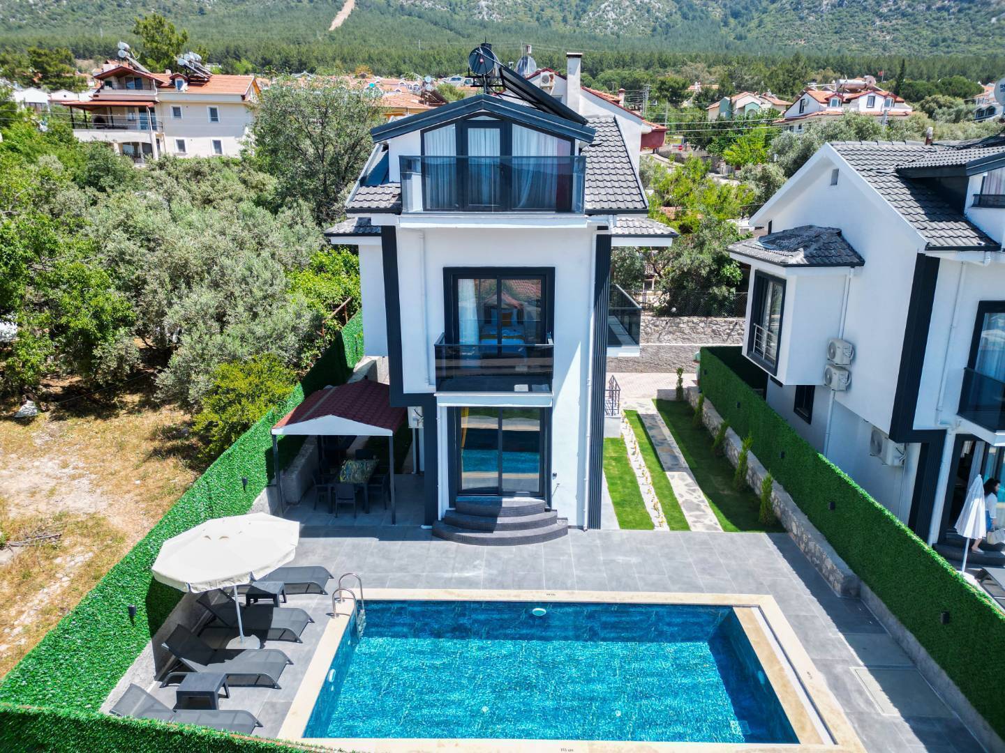 Fethiye Ölüdeniz'de Nezih Konumda, Özel Havuzlu, Modern Villa 