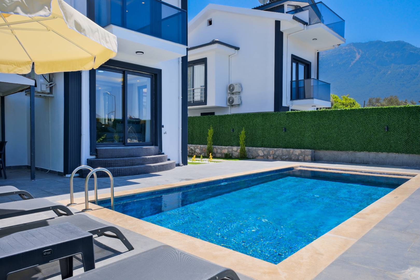 Fethiye Ölüdeniz'de Nezih Konumda, Özel Havuzlu, Modern Villa 