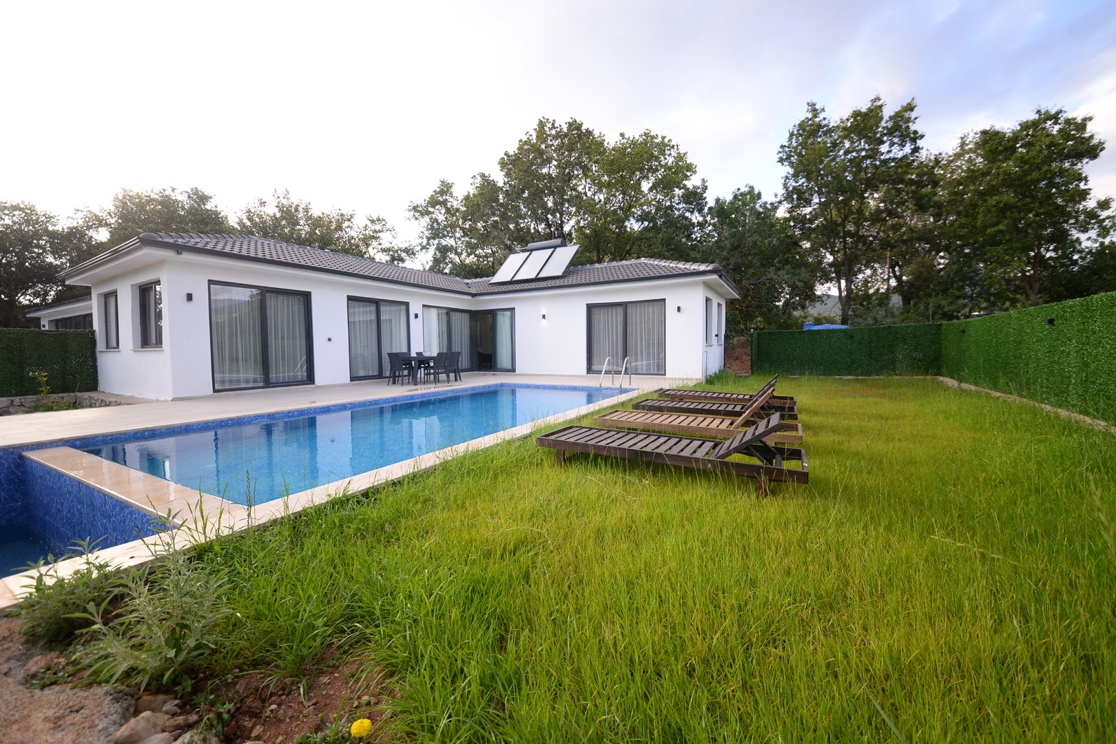 Fethiye Kayaköy'de Yeşillikler İçerisinde, Özel Havuzlu, Modern Tasarımlı Kiralık Villa 