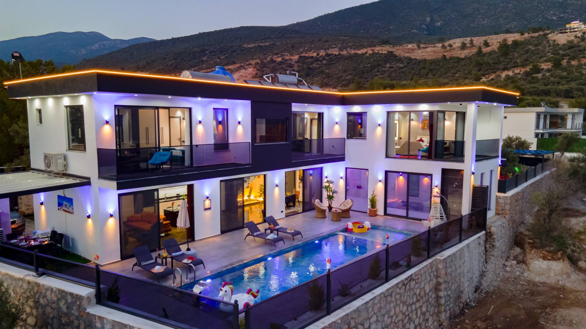 Kaş Çavdır'da Modern Tasarımlı, Açık ve Kapalı Havuzlu, Olanaklı Villa