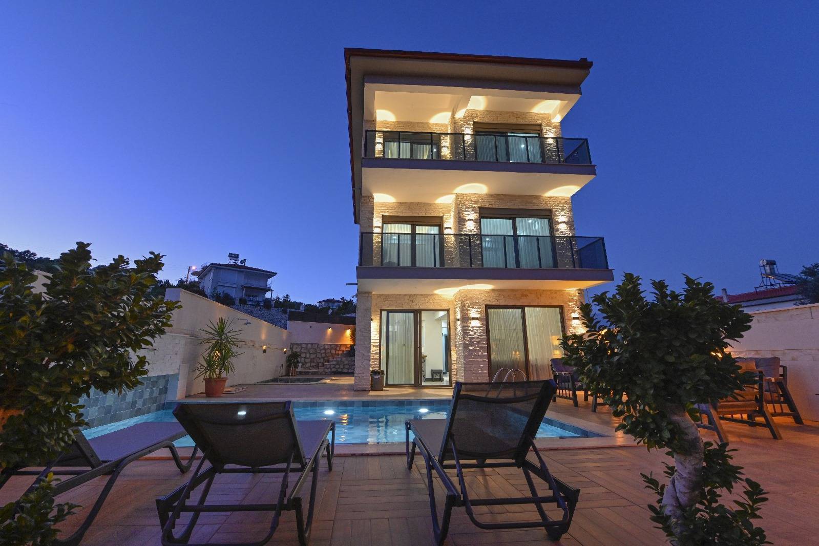 Antalya Demre'de Muhteşem Doğa İçerisinde, Deniz Manzaralı, Konforlu Villa