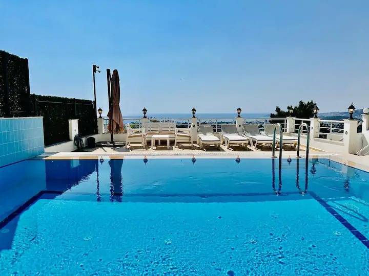 Kuşadası Karaova'da Deniz Manzaralı, Özel Havuzlu, Şık Villa