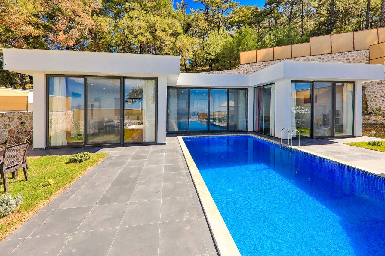 Kaş Üzümlü'de Doğa İle İç İçe, Özel Havuzlu, Modern Villa