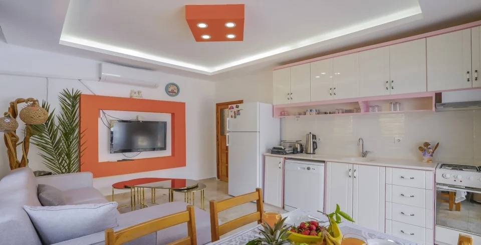 Yeşilköy'de Doğa İçerisinde, Korunaklı Özel Havuzlu, Modern Villa